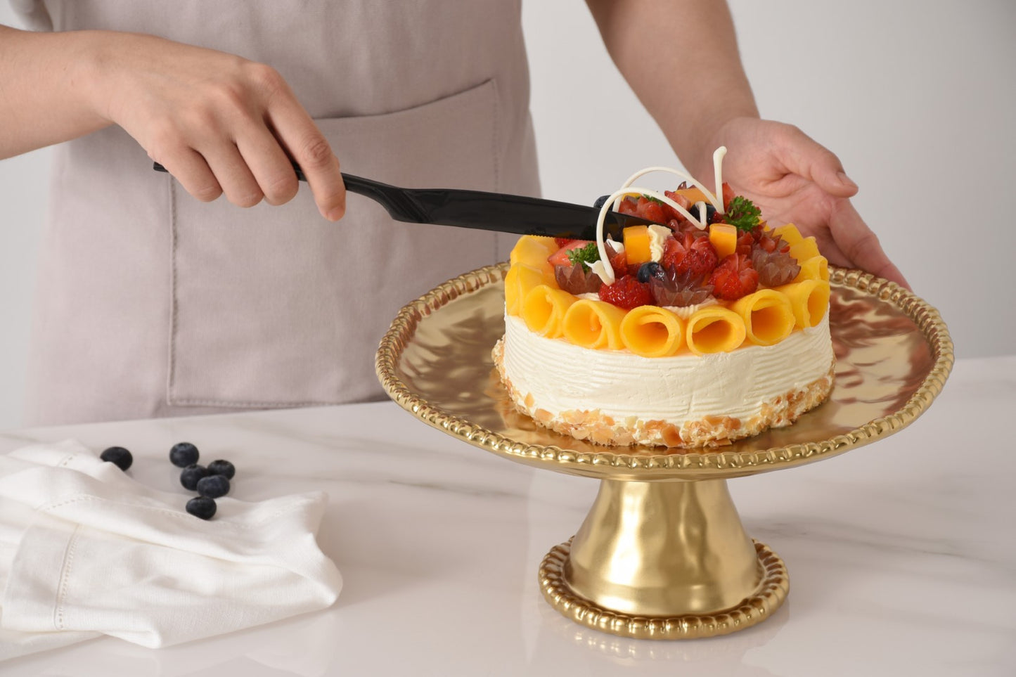 Monte Carlo matte gold porcelain cake stand with beaded rim
Luxury gold pedestal cake stand for cakes and desserts
Elegant matte gold serveware with sculpted gold beading