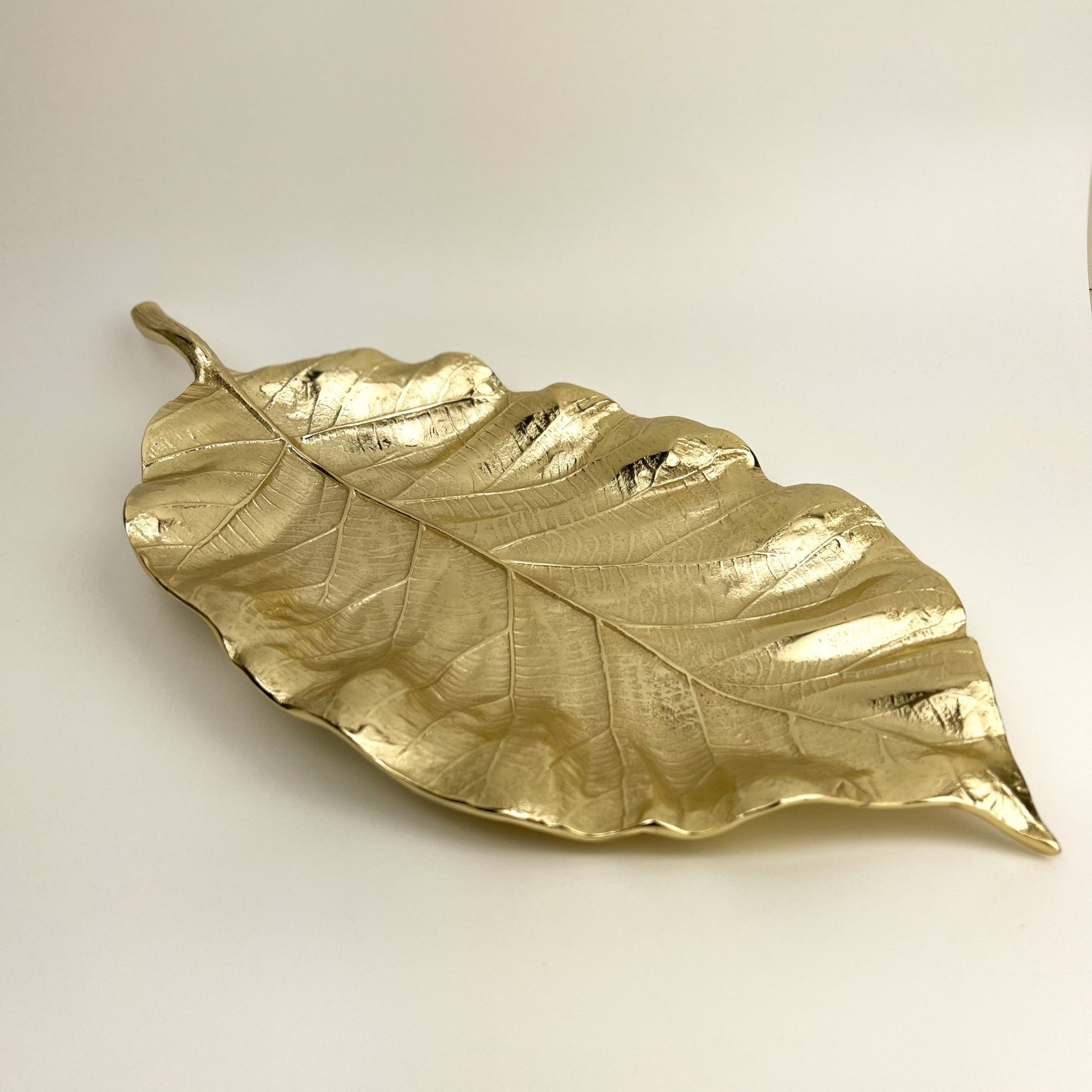 Luxury gold leaf tray with detailed texture – elegant decorative platter
Leaf-shaped gold tray for home décor or serving display
Elongated gold decorative tray centrepiece for coffee table